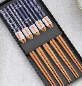 Japanese style bamboo chopsticks set with lucky cat pattern in gift box packaging