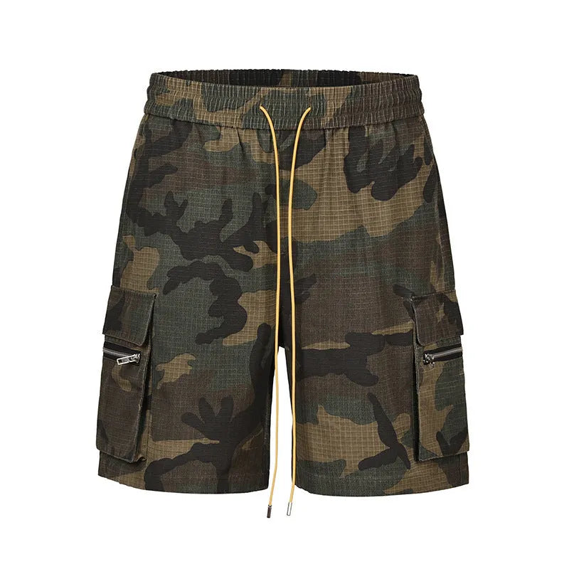 Men's camouflage pattern cropped cargo shorts with multiple pockets and elastic waistband