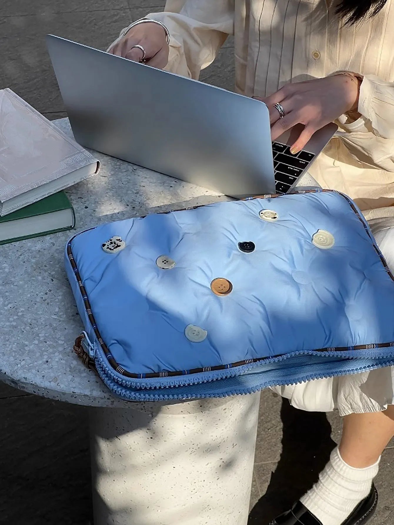 Blue plaid laptop protective sleeve for 14-inch computers with nylon construction