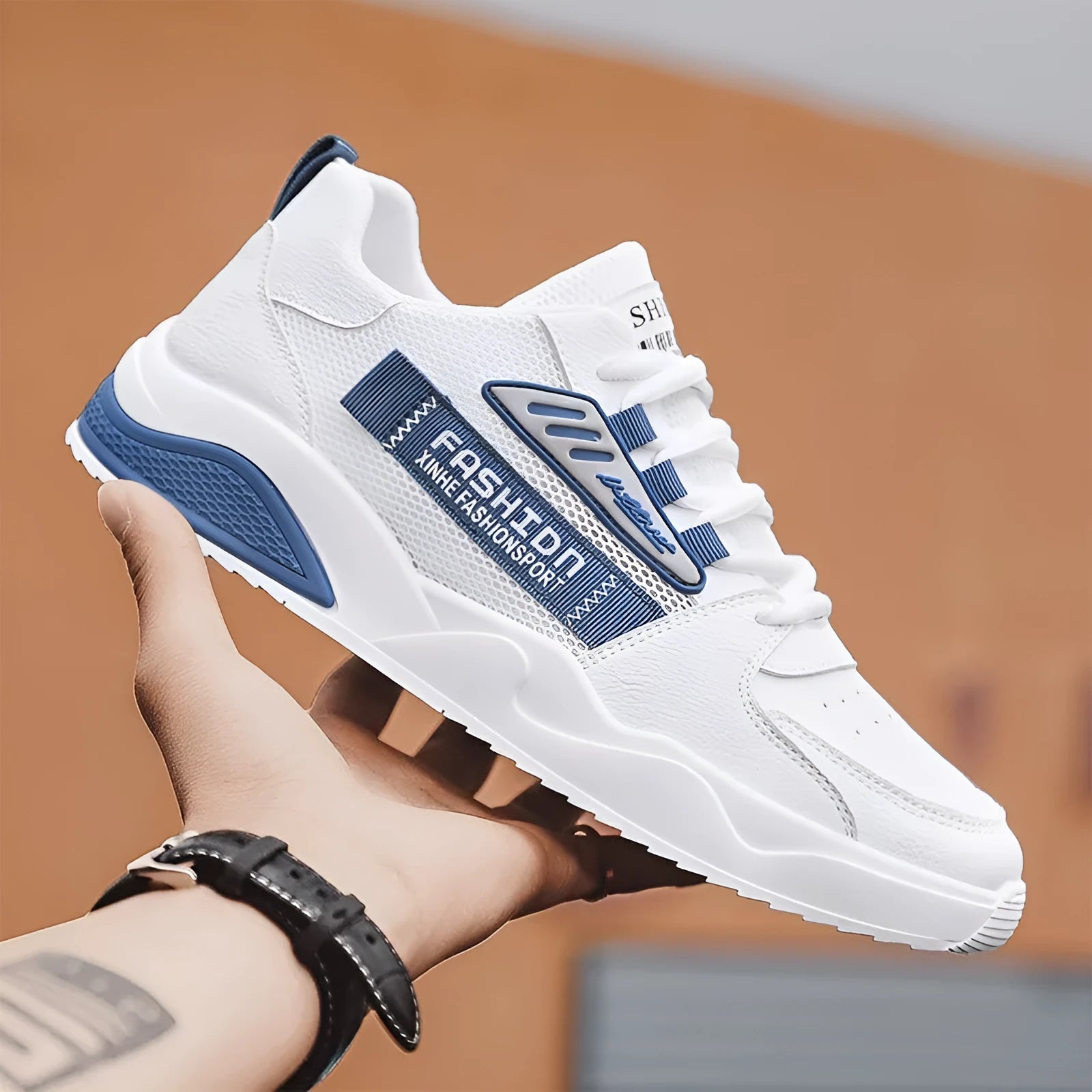 Men's casual mesh breathable sports shoes in blue with round toe and lace-up closure