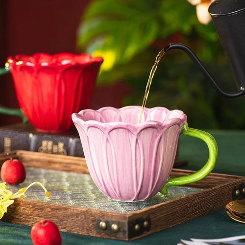 Ceramic breakfast mug with floral pattern, 500ml capacity, in red or purple.
