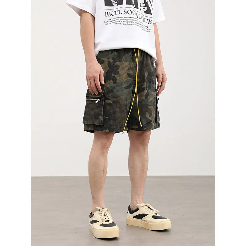 Men's camouflage pattern cropped cargo shorts with multiple pockets and elastic waistband