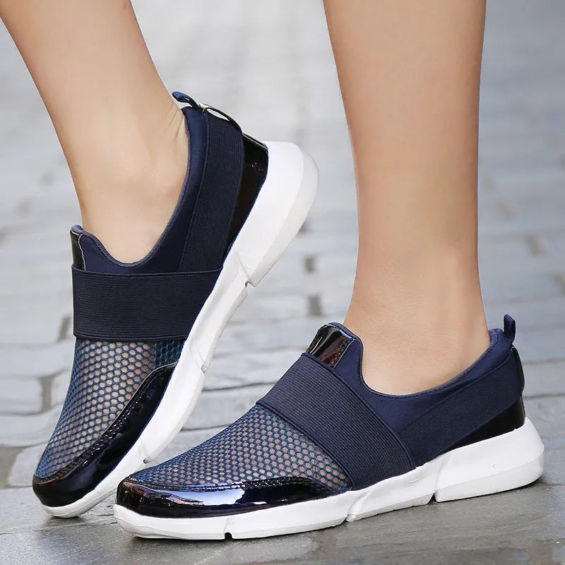 Women's low-cut casual sneakers in blue with a mesh interior and lightweight PU midsole.