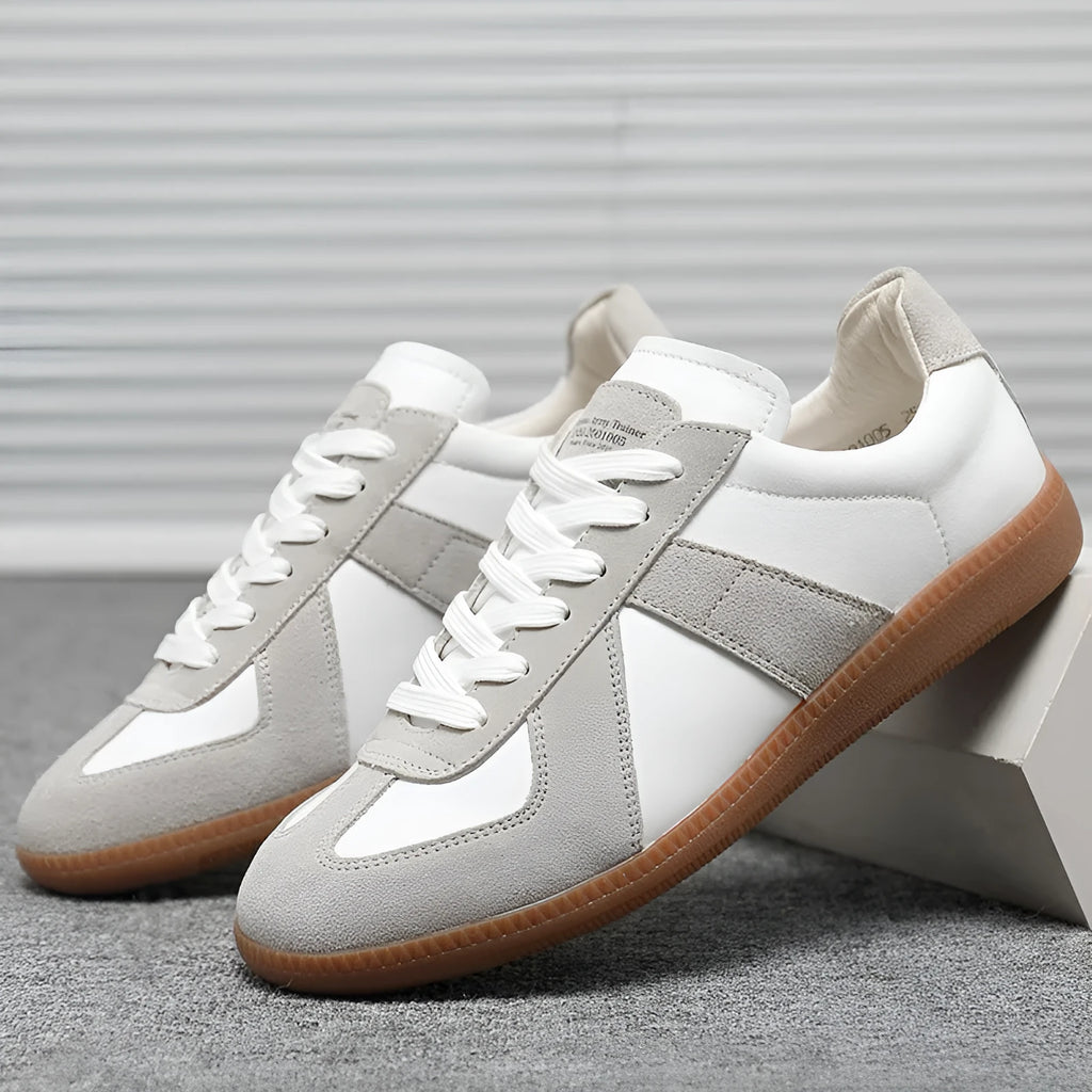 White retro Japanese-style low-top casual sneakers with round toe and flat rubber sole