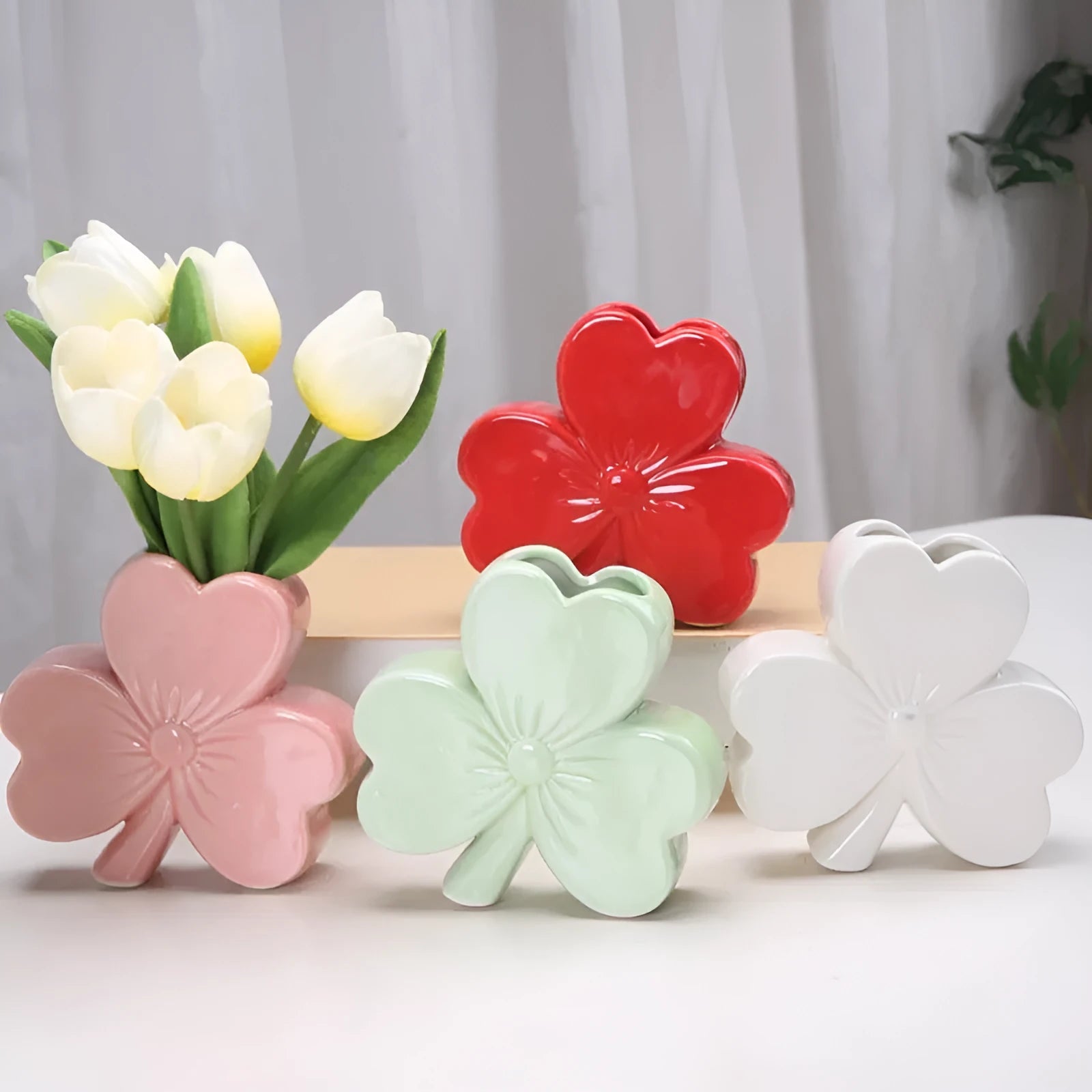 European-style white porcelain ceramic vase in light green, pink, red, or white colour for desktop flowers.