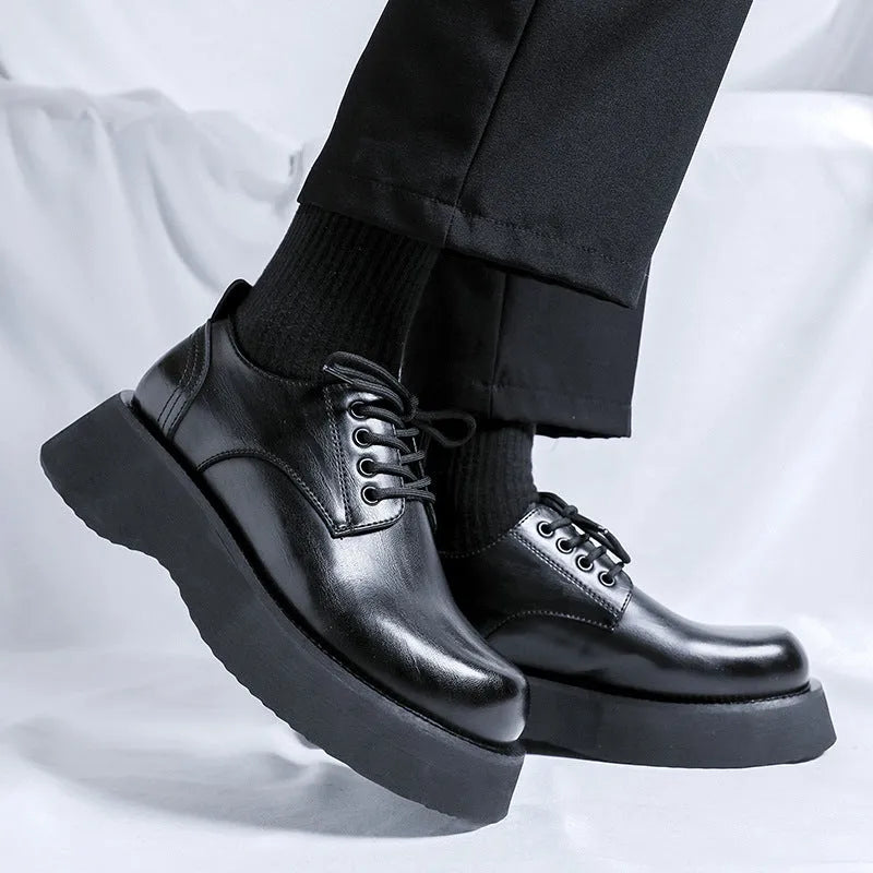 Men's low-top cowhide leather shoes in black with leather toe cap and patchwork detail