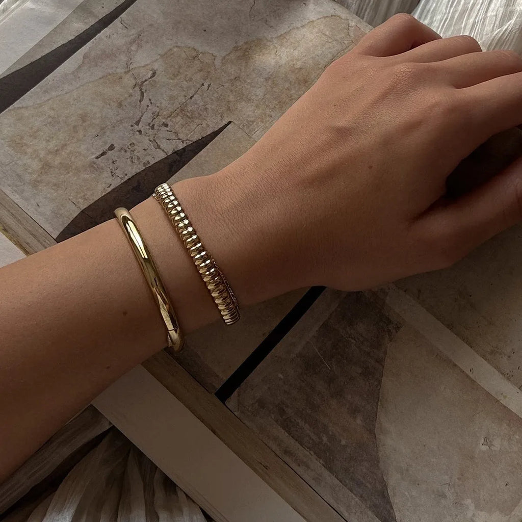 Women's stainless steel bracelet with electroplated metallic finish in European and American style