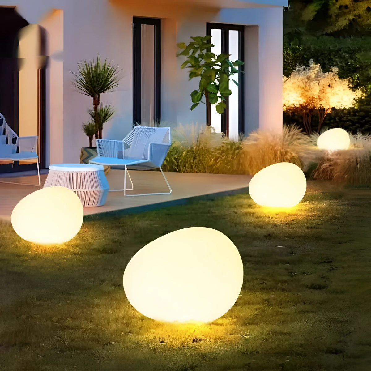 Outdoor pebble light in natural stone finish, geometric shape, IP65 waterproof, solar or rechargeable, 31cm size