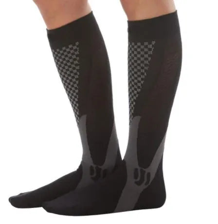 Graduated compression socks for men and women in athletic fit with circulatory support
