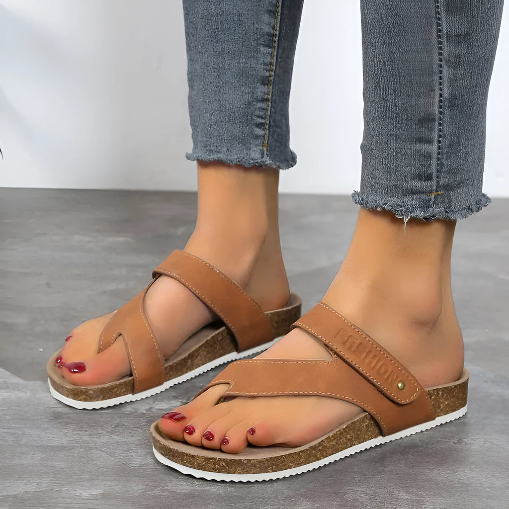 Flat toe ring thick-soled flip-flops in solid colour with artificial PU upper and foam sole