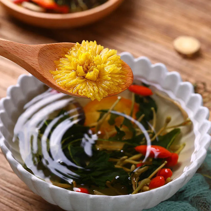 Box of honeysuckle chrysanthemum loose leaf herbal tea showing 150g net weight