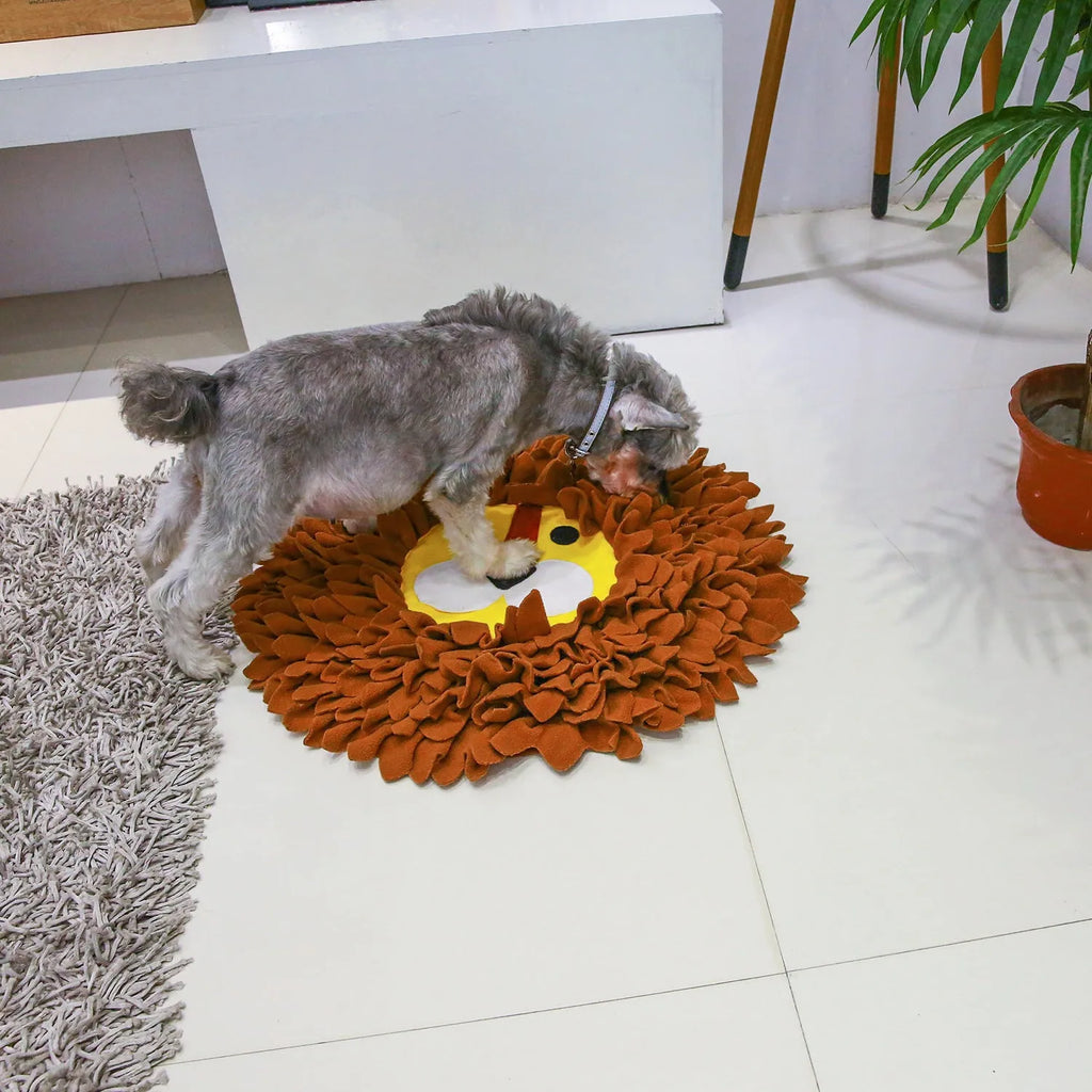 Brown lion-themed sniffing pad with textured Yizhiwen design for dogs and cats