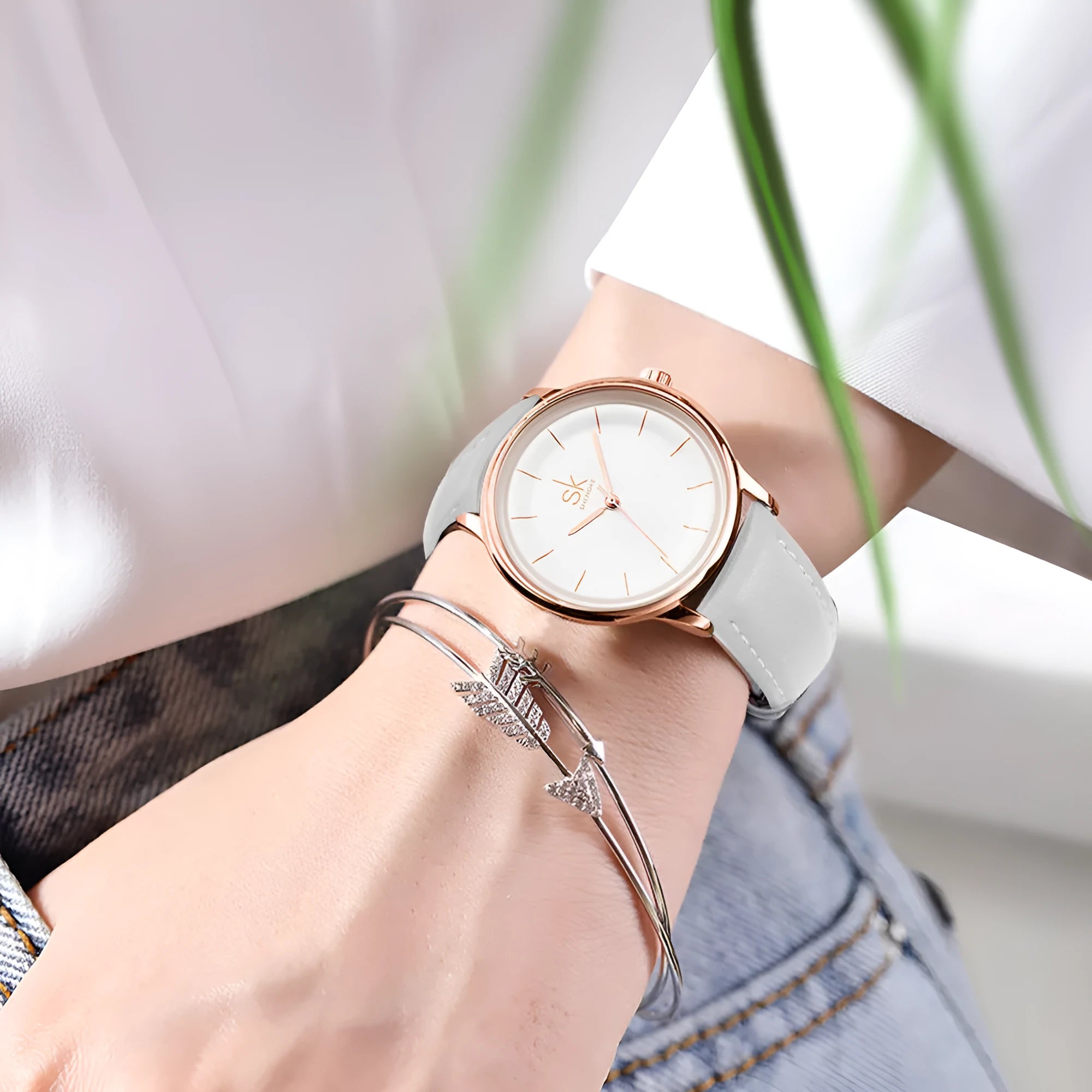 Women's quartz watch with round rose gold alloy case and white PU strap, 38mm dial, stainless steel buckle