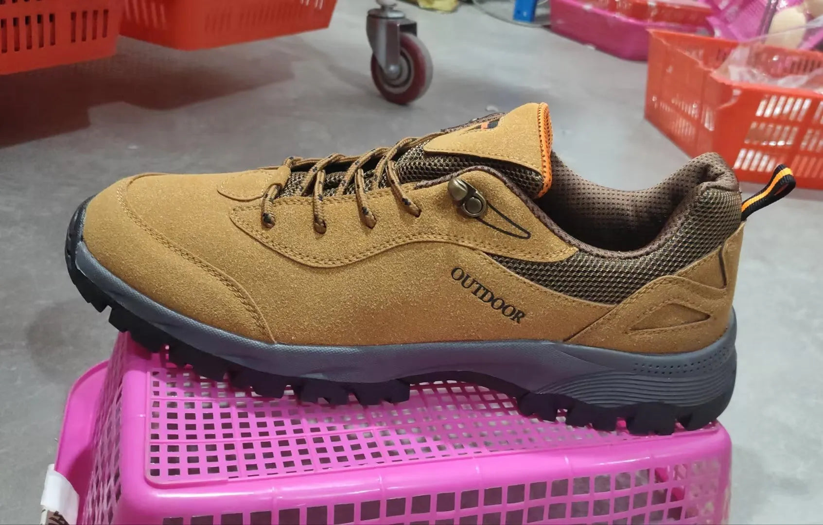 Men's low-cut hiking shoe in army green colour showing mesh lining and viscose sole.