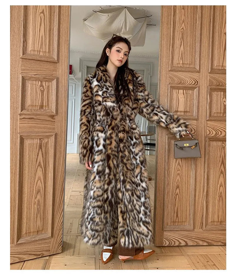 Street fashion faux fur coat with fur collar and pockets in artificial fur fabric