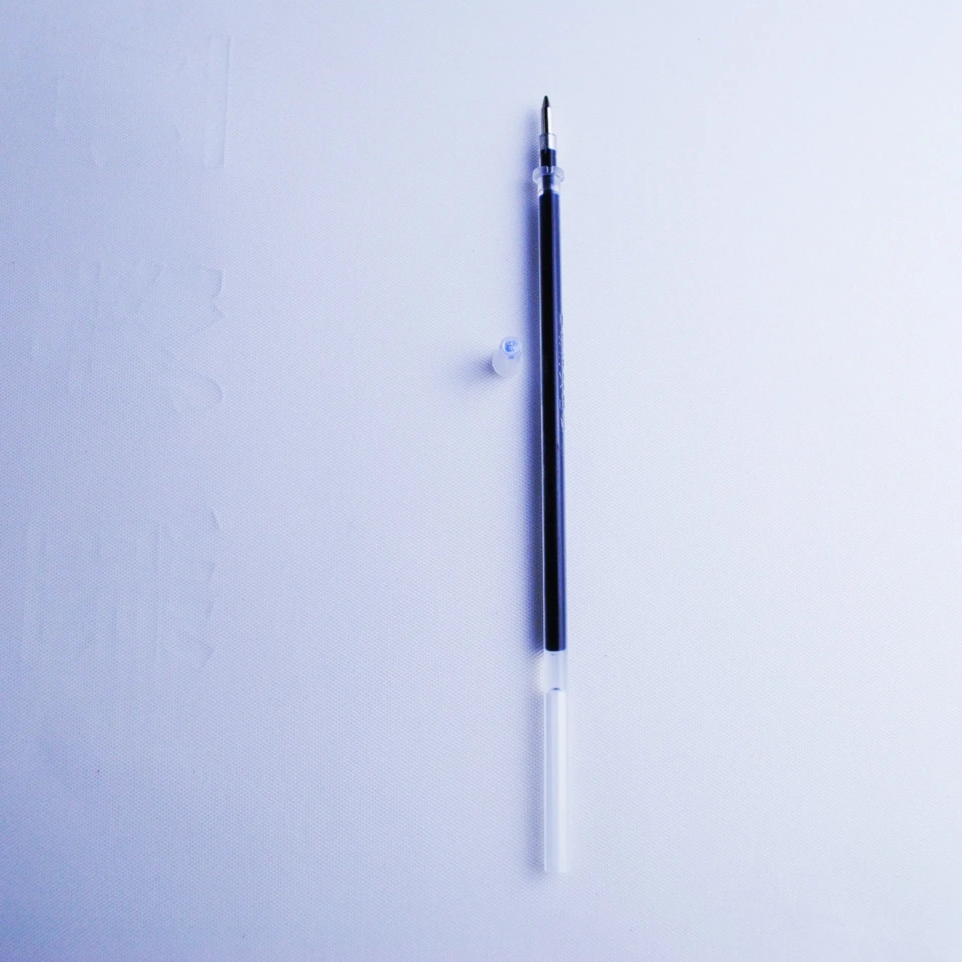 Automatic fading pen with 0.5mm tip, plastic housing, blue ink refills, and pen holder