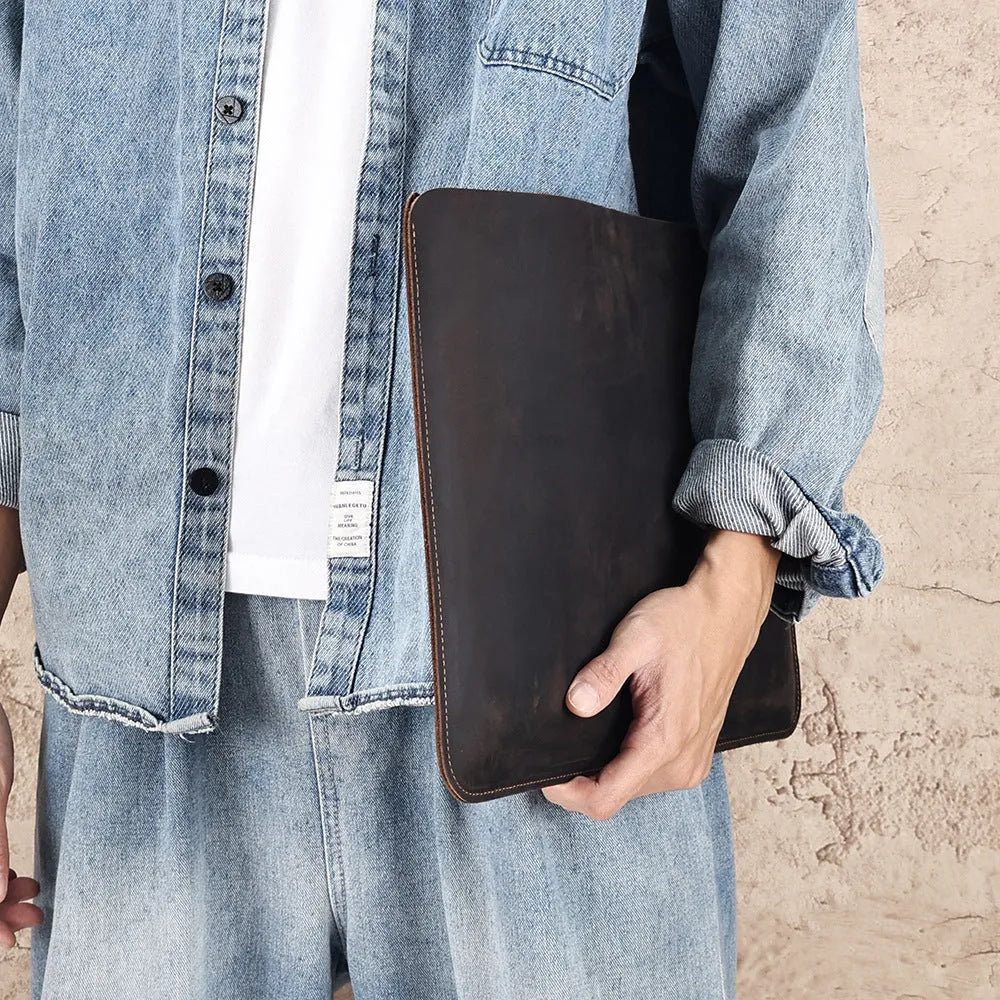 Men's brown horizontal computer bag in genuine Crazy Horse leather with liner design