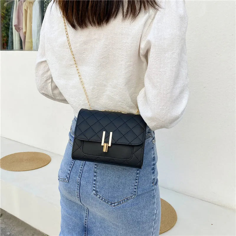 Women's diamond lattice chain crossbody bag in PU leather with adjustable strap