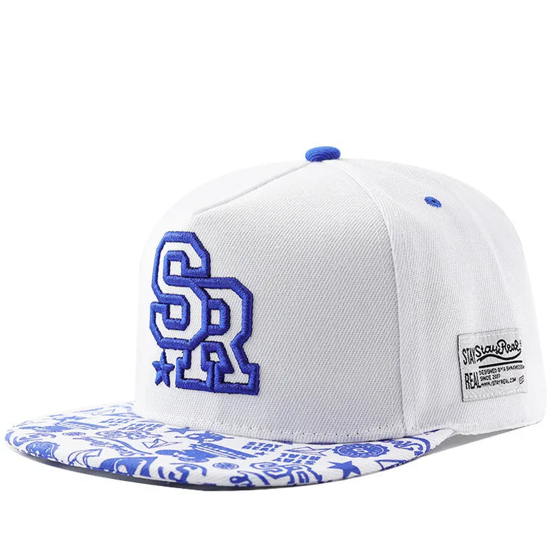 Adjustable cotton baseball cap with dome crown and letter embroidery in black or white colour