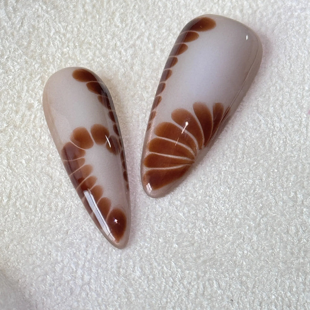 Leopard print false nails with cross and flower patterns in French style, shown in sizes XS S M L.