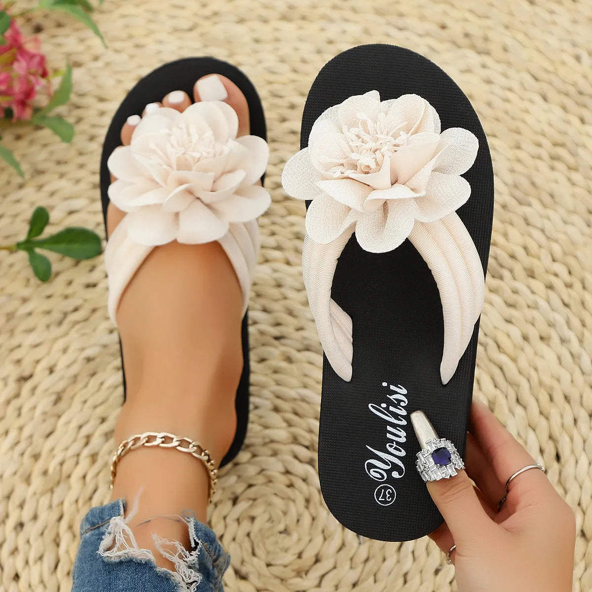 Solid-colour flip-flops with floral design on lightweight EVA sole in beige, red, black, and green options
