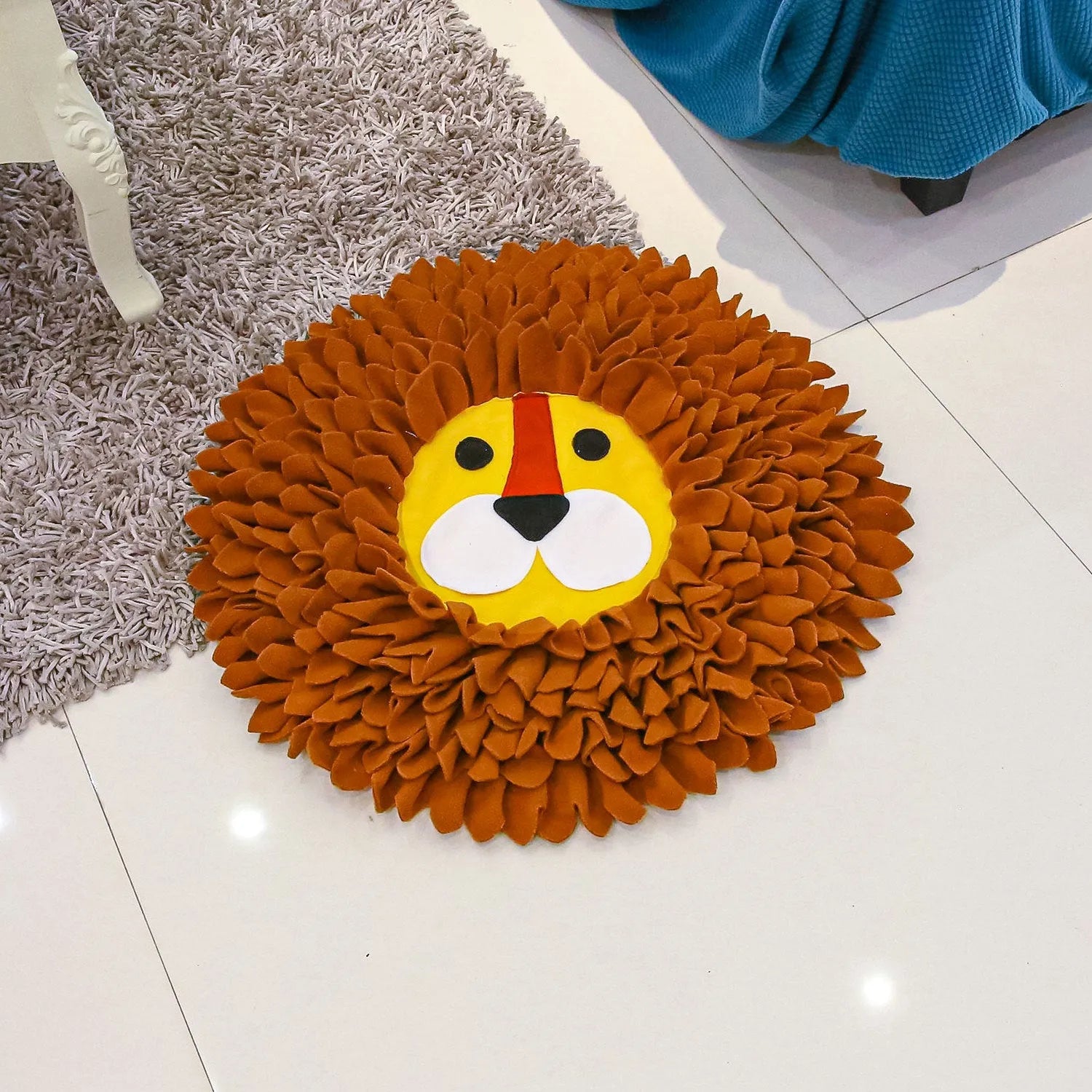 Brown lion-themed sniffing pad with textured Yizhiwen design for dogs and cats