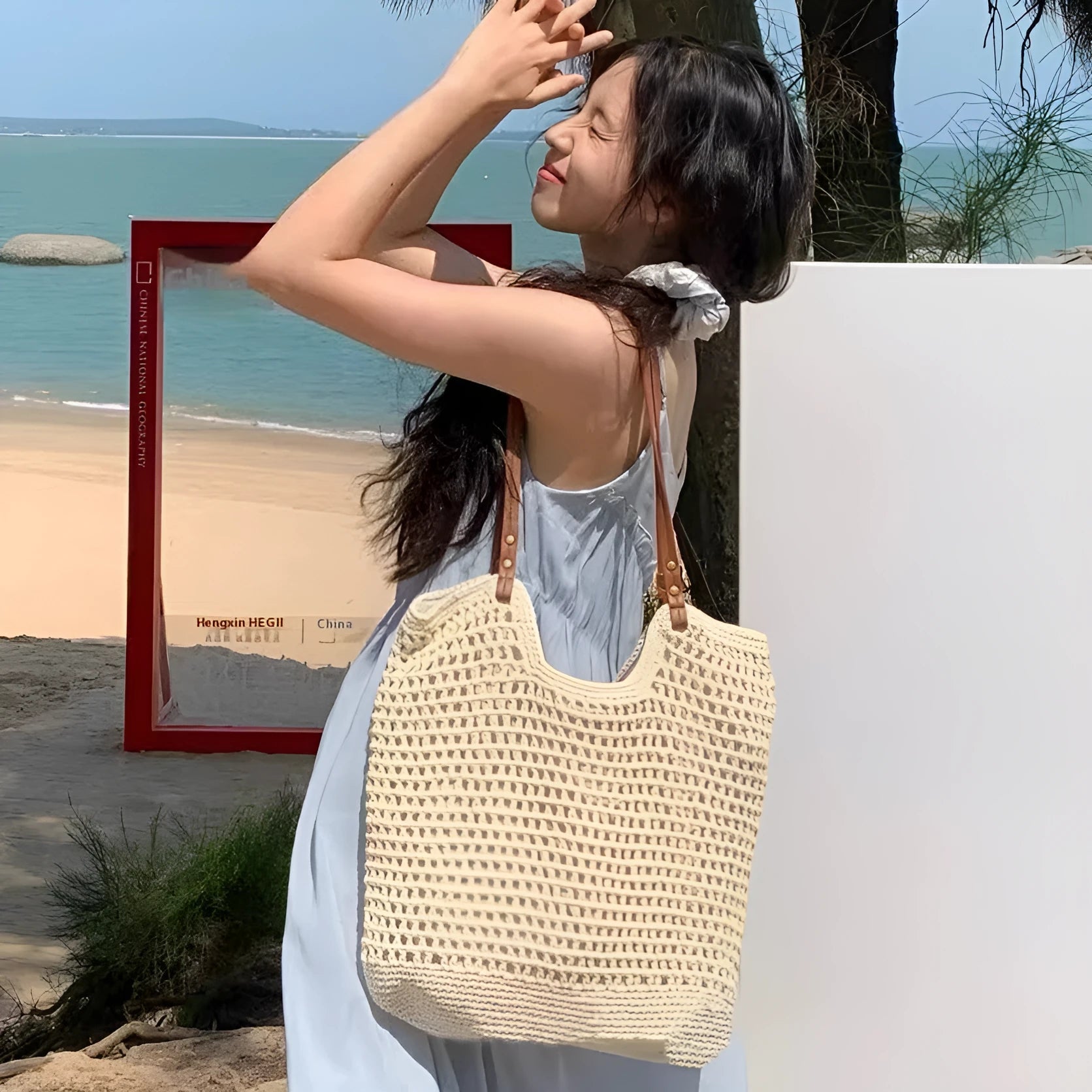 Woven beige shoulder bag in cotton and linen with magnetic snap closure showing textured fabric detail