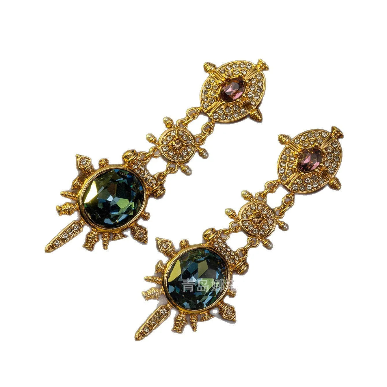 Gold geometric stud earrings with round element and diamond treatment