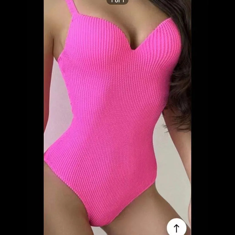Women's one-piece swimsuit with sunken stripe pattern in polyester fabric for swimming