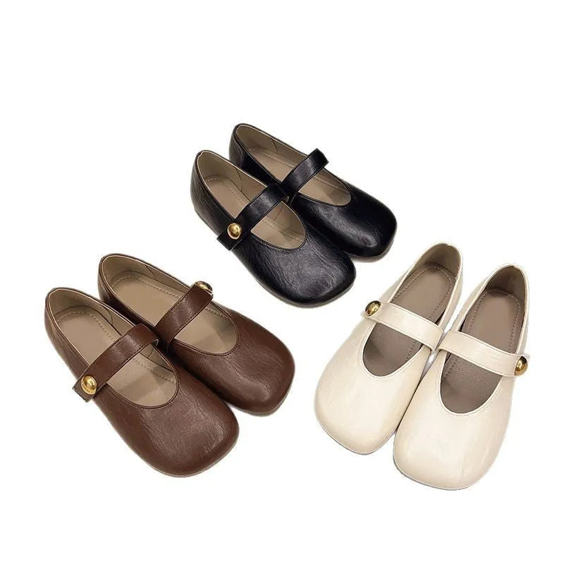 Women's buckle casual leather flat pumps in solid colour with belt buckle, round toe, low top.