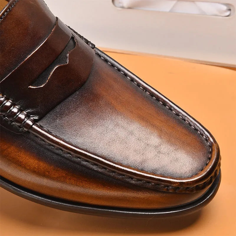 Men's first layer cowhide casual leather shoes in black with flat heel and lace-up design