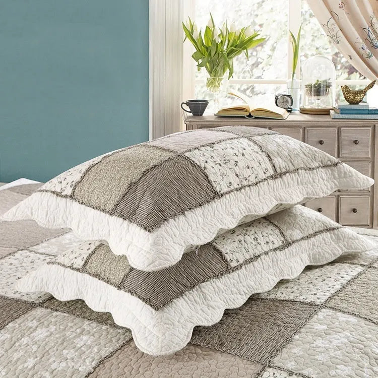 Pure cotton quilted bedspread three-piece set in a colour pattern with two pillowcases.