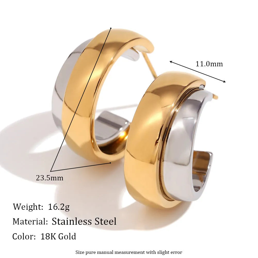 Gold geometric jewellery set with earrings, bracelet and necklace for women