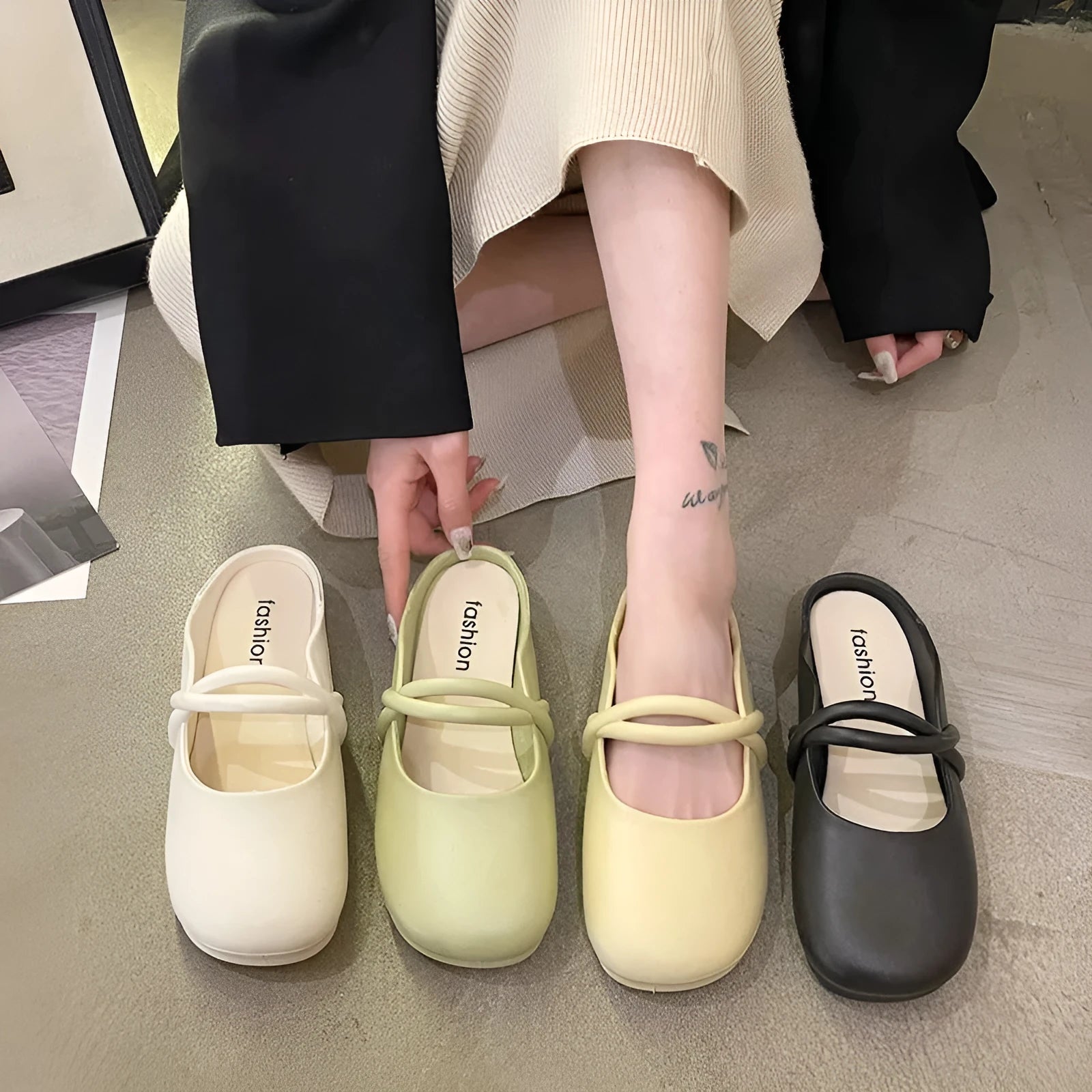 Ladies plastic baotou sandals in black, beige, or green, shown as flip flops.