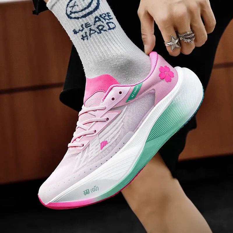 Low-top racing sneakers with carbon plate, PU mesh upper, and natural rubber sole in various colours.