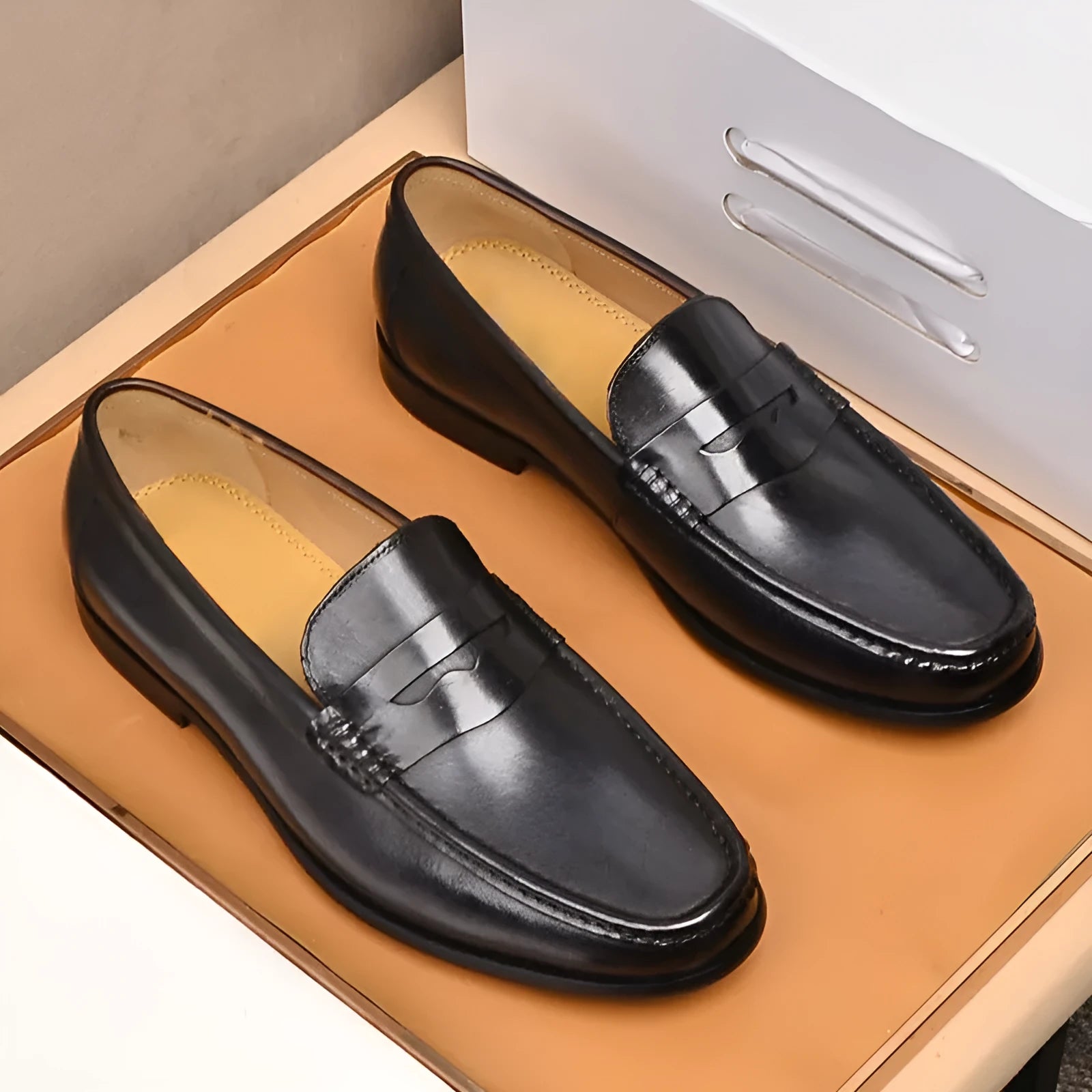 Men's first layer cowhide casual leather shoes in black with flat heel and lace-up design