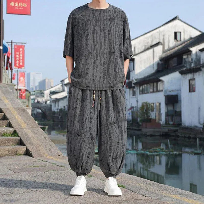Men's thin knit summer suit with short sleeves and cropped trousers in black or grey