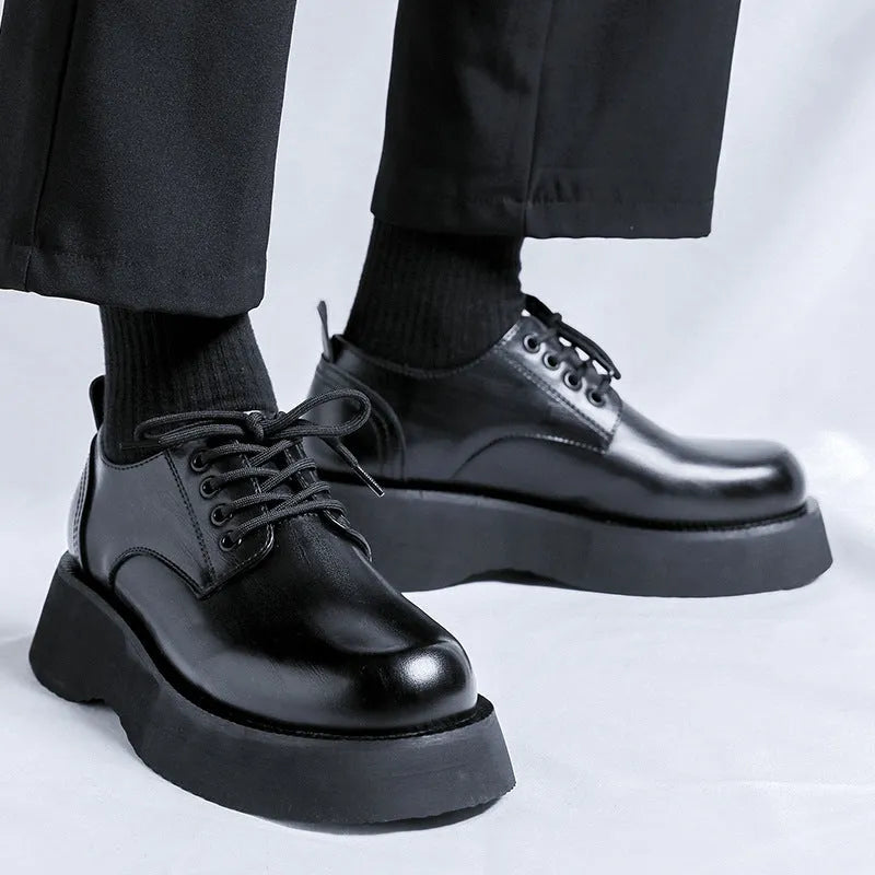 Men's low-top cowhide leather shoes in black with leather toe cap and patchwork detail