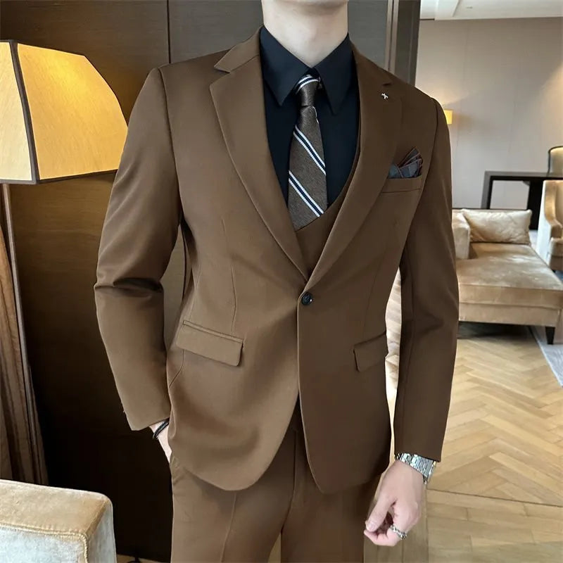 Men's slim fit business formal jacket in a chemical fibre blend, available in dark green.