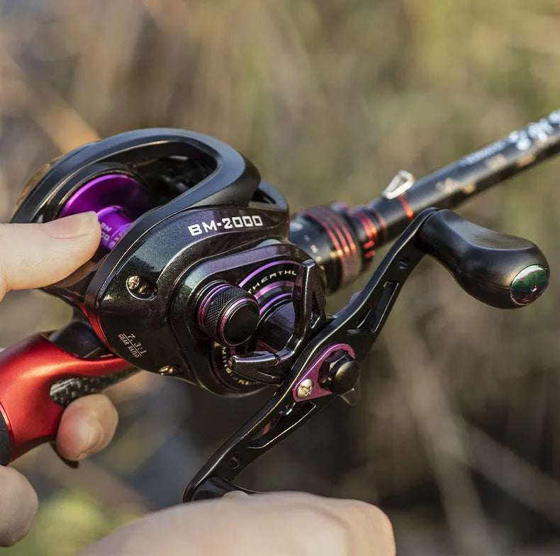 BM2000 model fishing reel showing left-hand and right-hand retrieve options with magnet brake system.