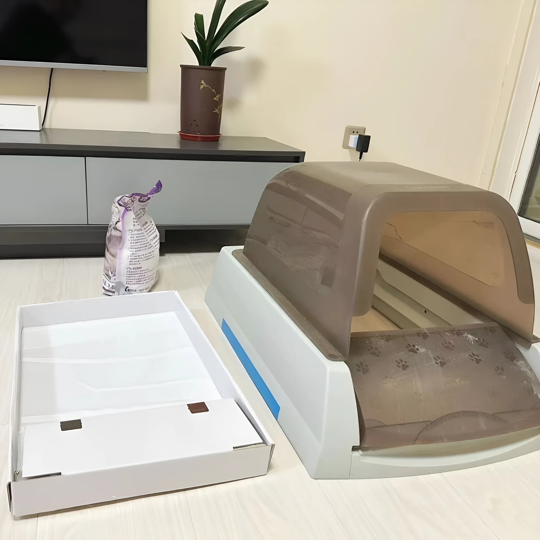 Automatic litter box replacement tray with 3 boxes of crystal litter in plastic packaging