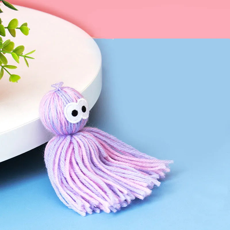 Bite-resistant wool ball cat toy measuring 10×13×4cm for hanging play