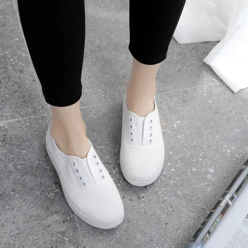 Low-top canvas casual shoes with flat heel and breathable cloth lining in multiple colour options