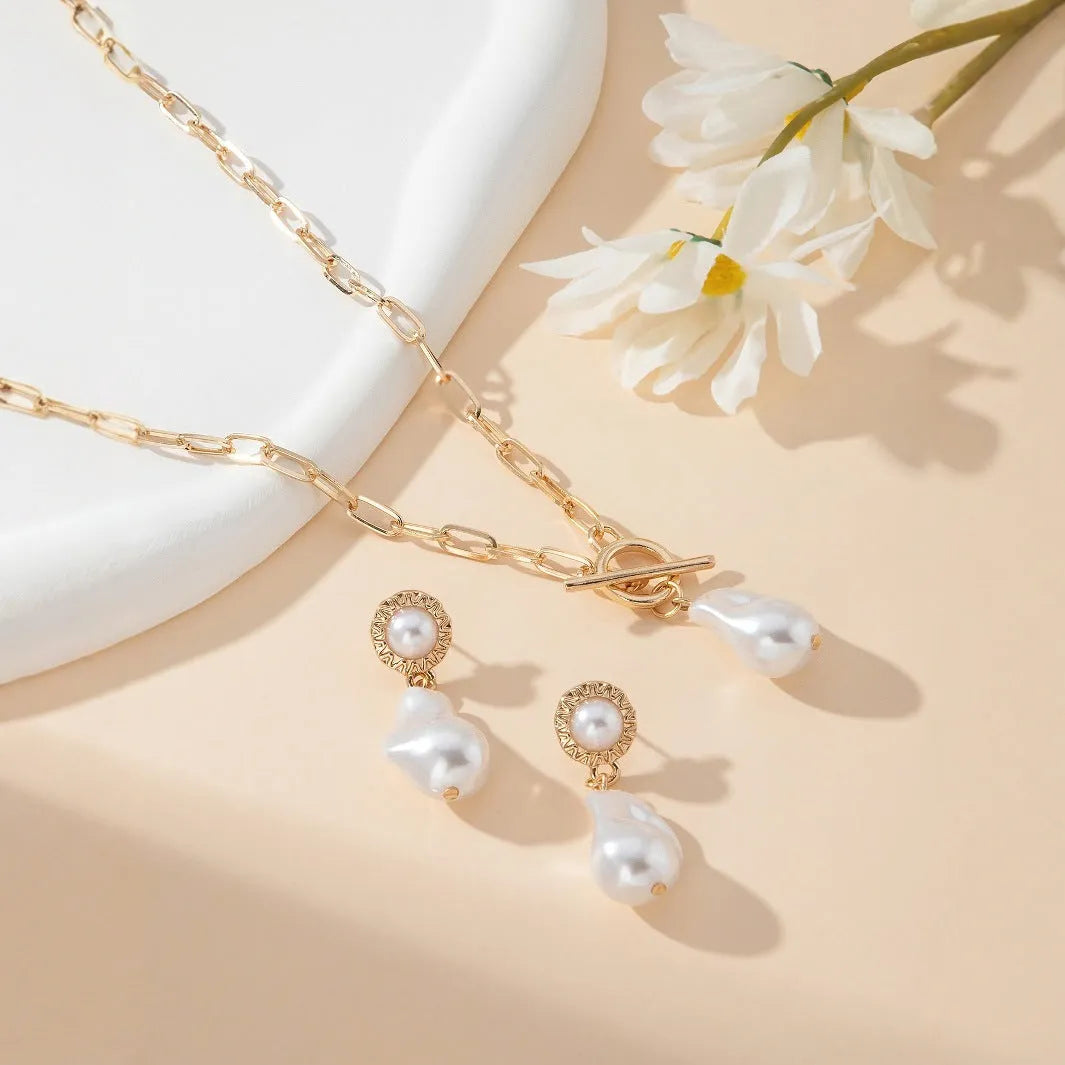 Gold-coloured iron baroque pearl jewellery set with necklace and matching earrings