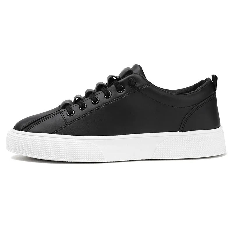Men's low-top black synthetic leather sports trainers with PVC soles and leather stitching