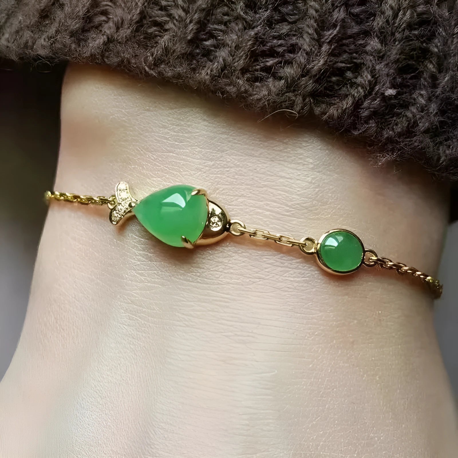 Yellow gold electroplated copper bracelet with plastic elements in retro style