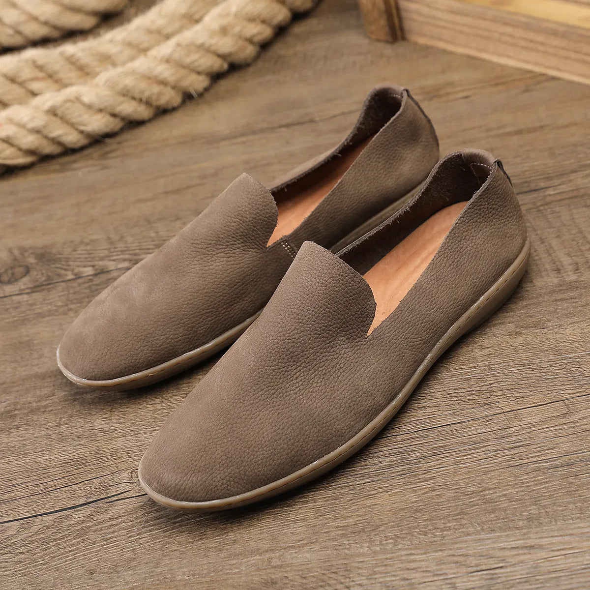 Handmade men's low-top shoes in khaki cowhide leather with wedge heel and rubber sole