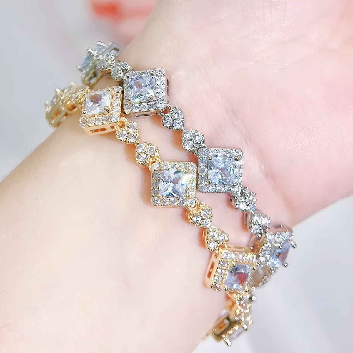 Women's diamond-cut zircon bracelet with heart shape in silver and gold colour options
