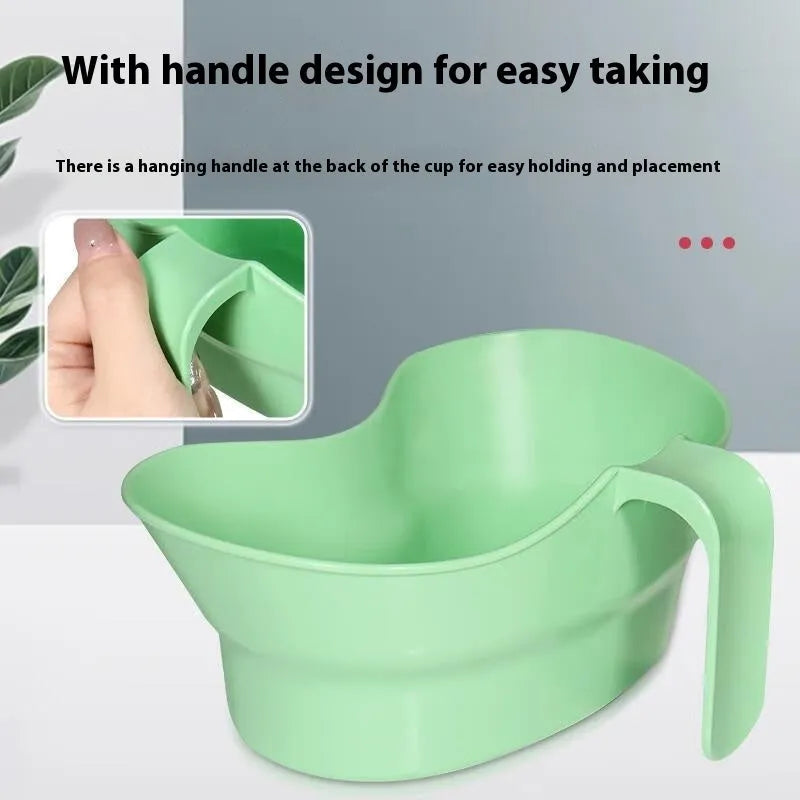 Green plastic gargle cup for elderly bedridden oral care with modern simplicity design