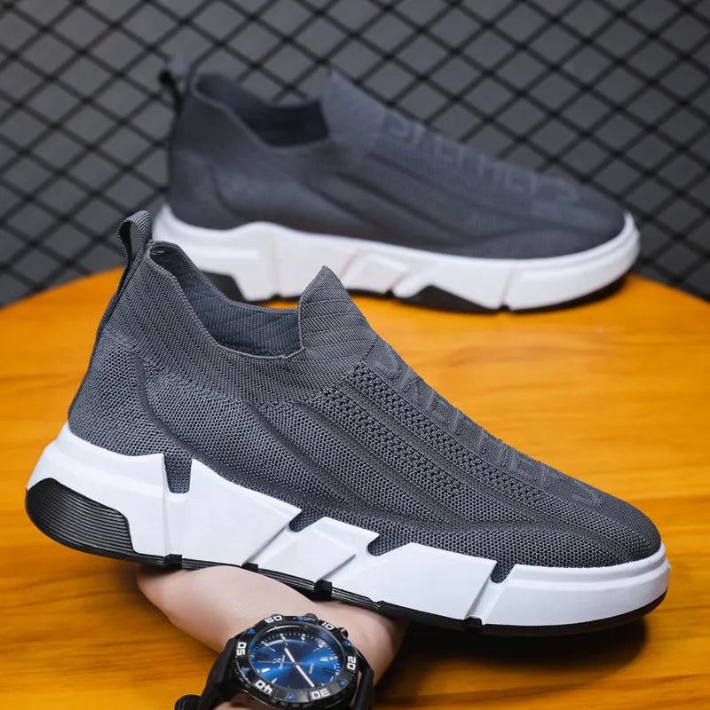 Men's casual slip-on sports shoes in black with flyknit mesh upper and sock cuffs